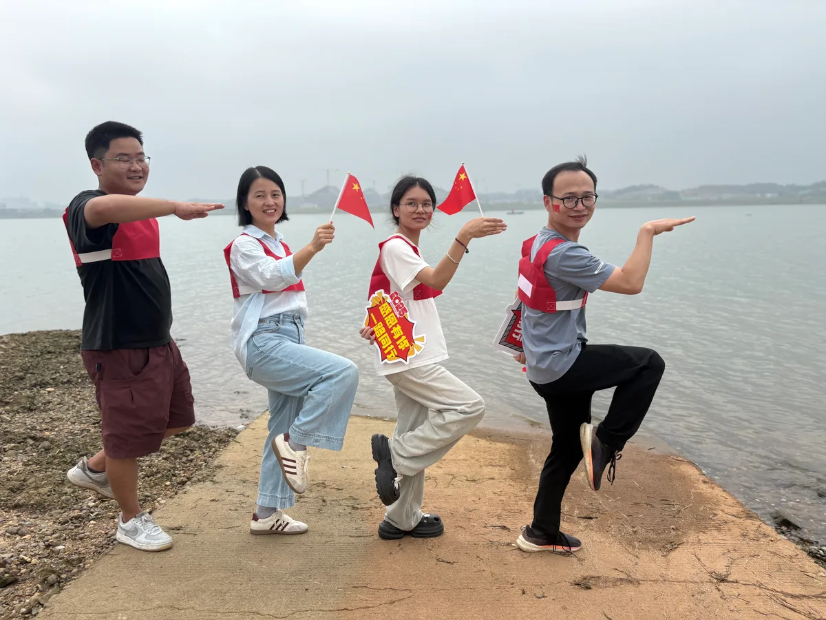 中铭湖边团建合影